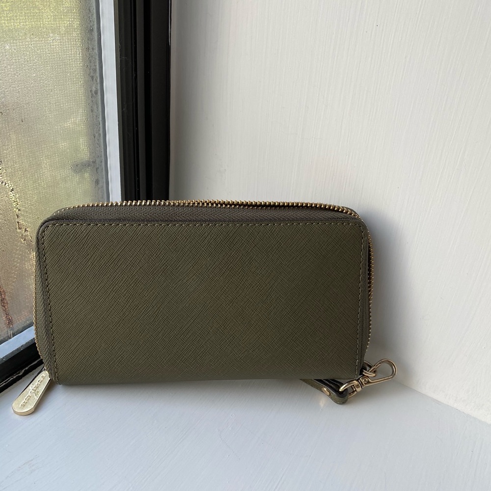 Michael Kors jet set wristlet. - Picture 2 of 4